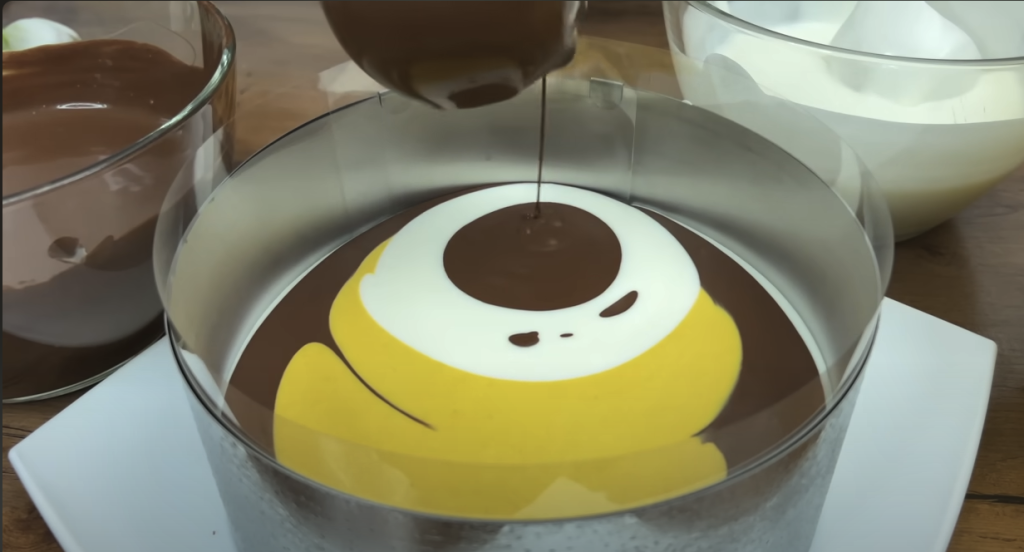 Tort magic cu aluat de cacao și miere, cu cremă &icirc;n trei culori: lapte condensat, cacao și turmeric - Frumusețe pe farfurie!