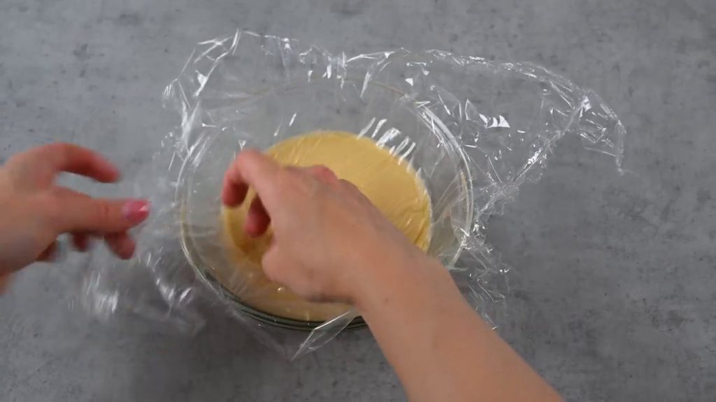 Prăjiturele fragede cu cremă de vanilie, brandy și nuci 