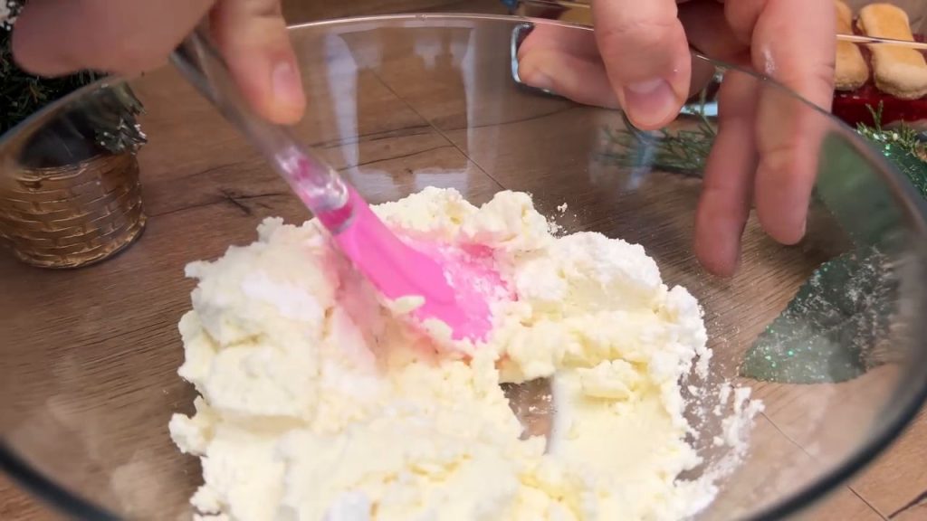 Desert fără coacere cu pișcoturi, zmeură și cremă de ricotta cu cacao