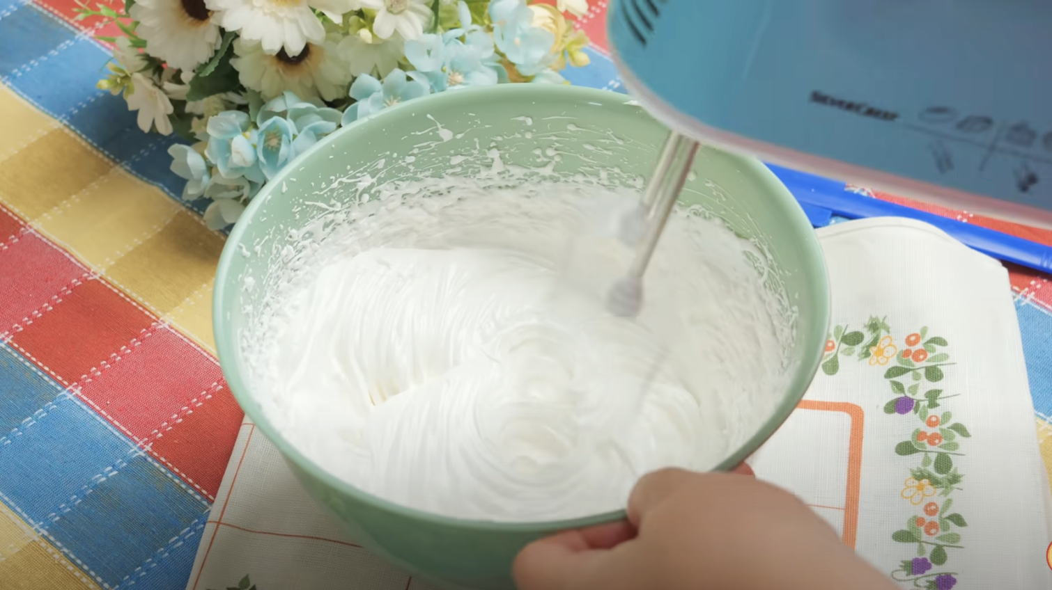 Prăjitură cu nucă de cocos, nuci și cremă de ciocolată