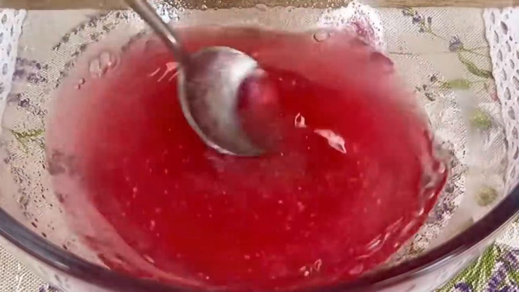 Desert cu ciocolată și jeleu de căpșuni: o delicatesă din DOAR 4 ingrediente