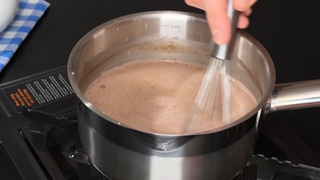 Tort DUO cu mousse de ciocolată și blat de biscuiți: o rețetă absolut delicioasă și simplă