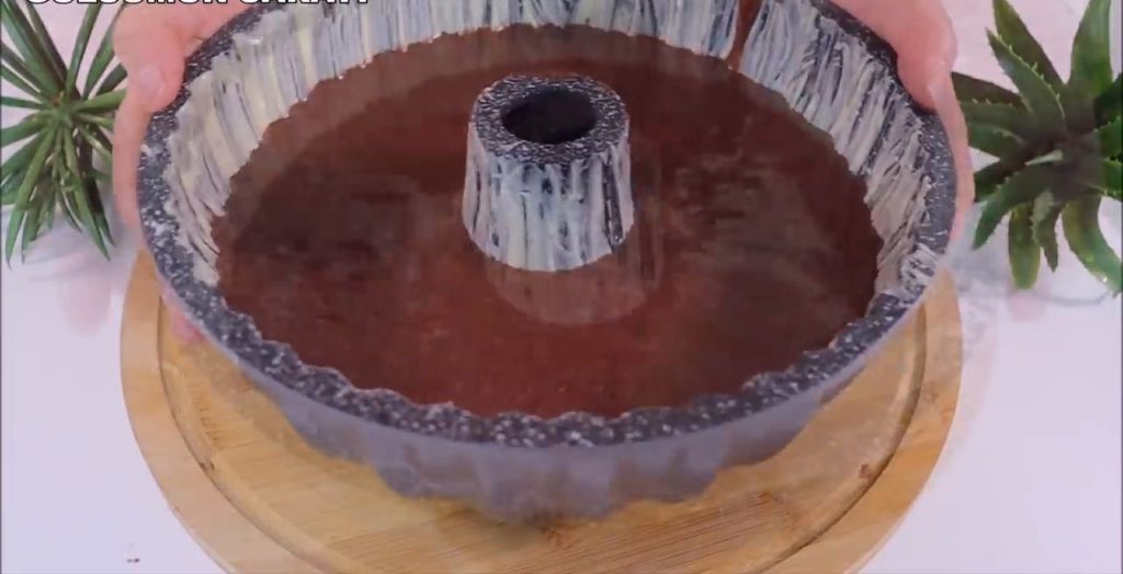 Chec pufos de cacao, cu iaurt și glazură de ciocolată