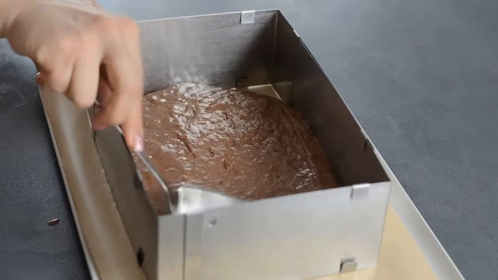 Tort cu blat de cacao, mousse de ciocolată, alune de pădure și glazură