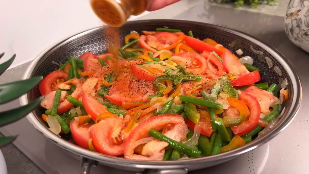 Conopidă delicioasă la cuptor, cu legume și sos de roșii