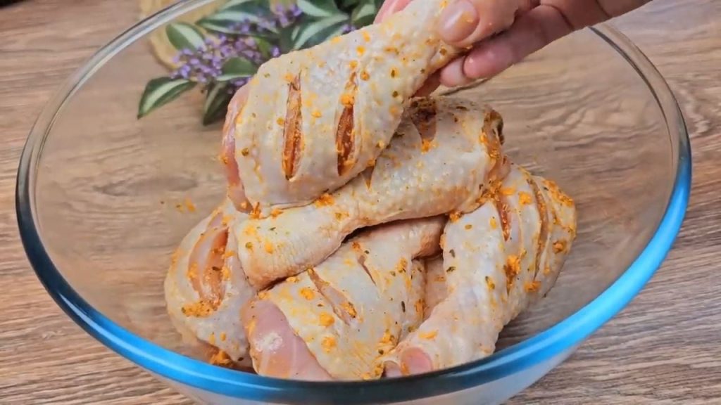 Copănele de pui cu usturoi și ghimbir pe pat de cartofi, servite cu salată proaspătă