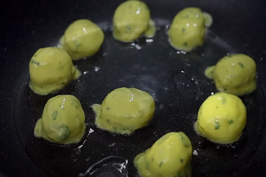 Cartofi prăjiți &icirc;n aluat crocant: o garnitură delicioasă!