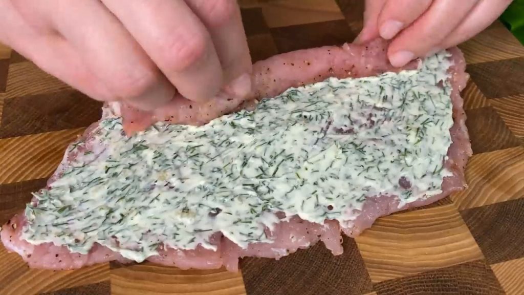 Rulou din mușchiuleț de porc, &icirc;nvelit &icirc;n bacon