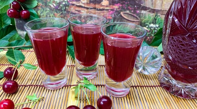 lichior de vișine cu votcă &icirc;n păhărele