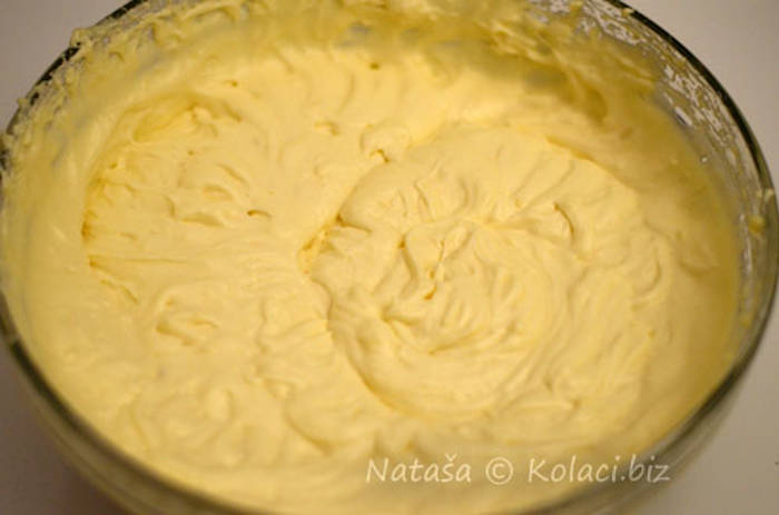 Prăjitură cu biscuiți și cremă de vanilie crema