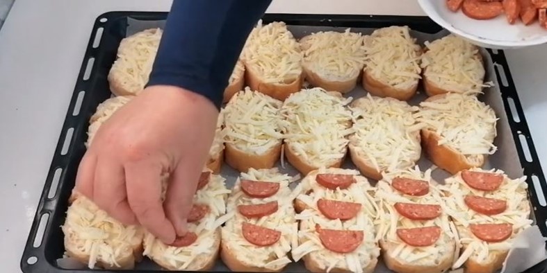 Pizza pe blat de paine cu carnati