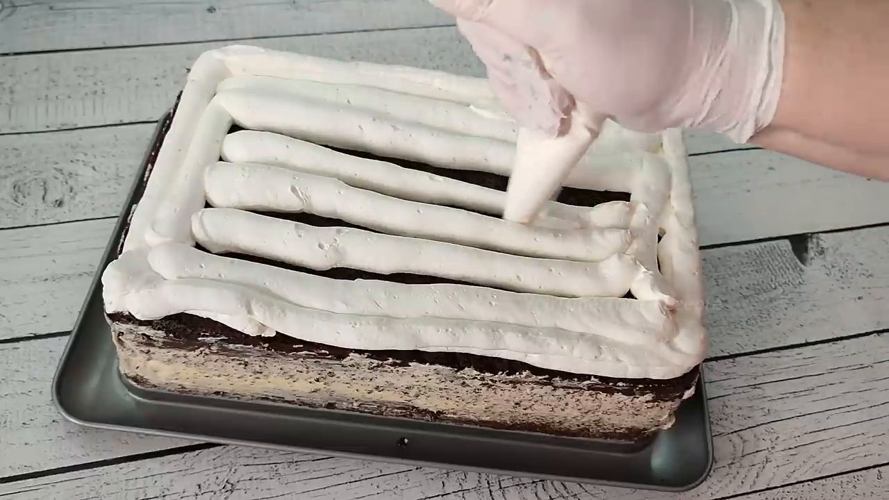 Prăjitură cu cremă de caramel, budincă și frișcă