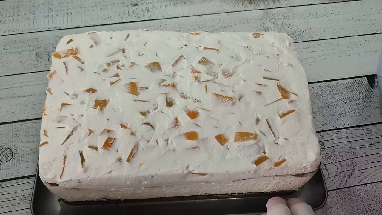Tort IULIA cu cremă fină de iaurt și bucăți delicioase de piersici