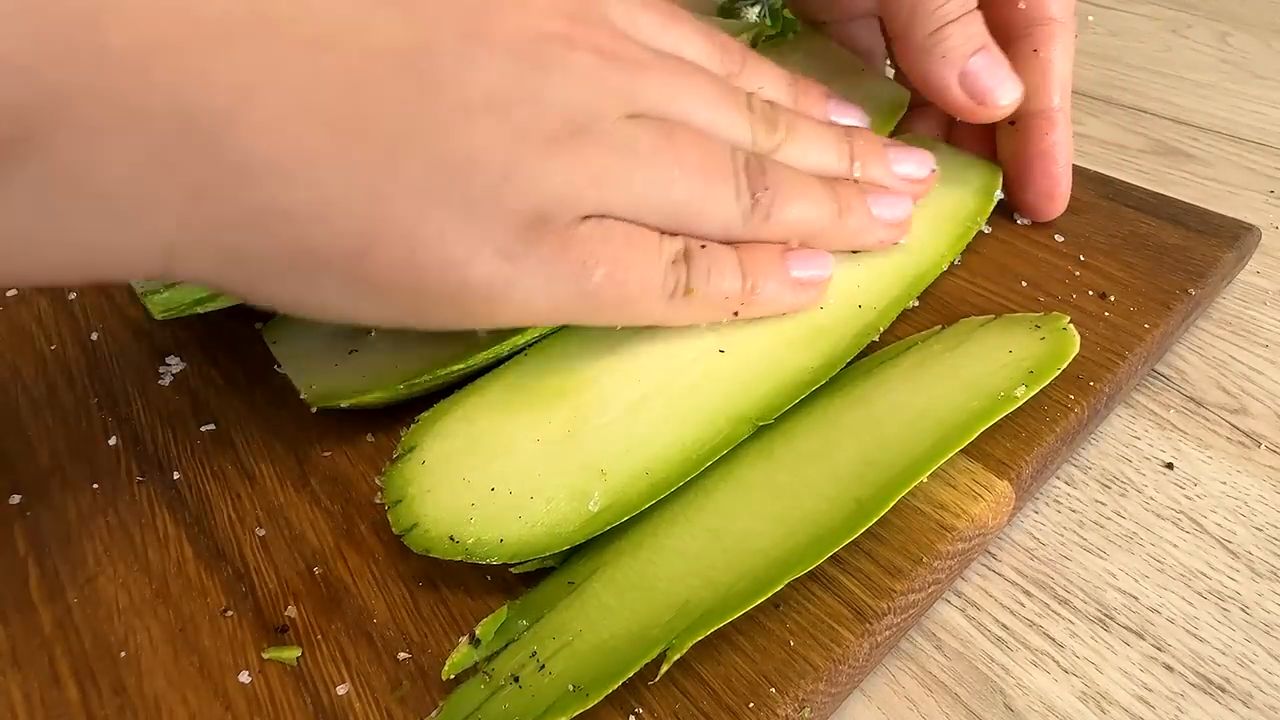 Pečen&eacute; cukety ve vaječno-s&yacute;rov&eacute; směsi pod&aacute;van&eacute; s dresinkem