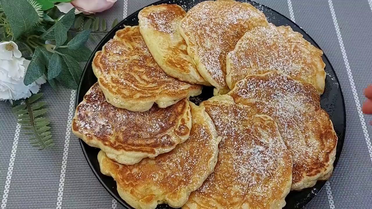 Clătite moi și pufoase din mere aromate: le va &icirc;ndrăgi toată familia!