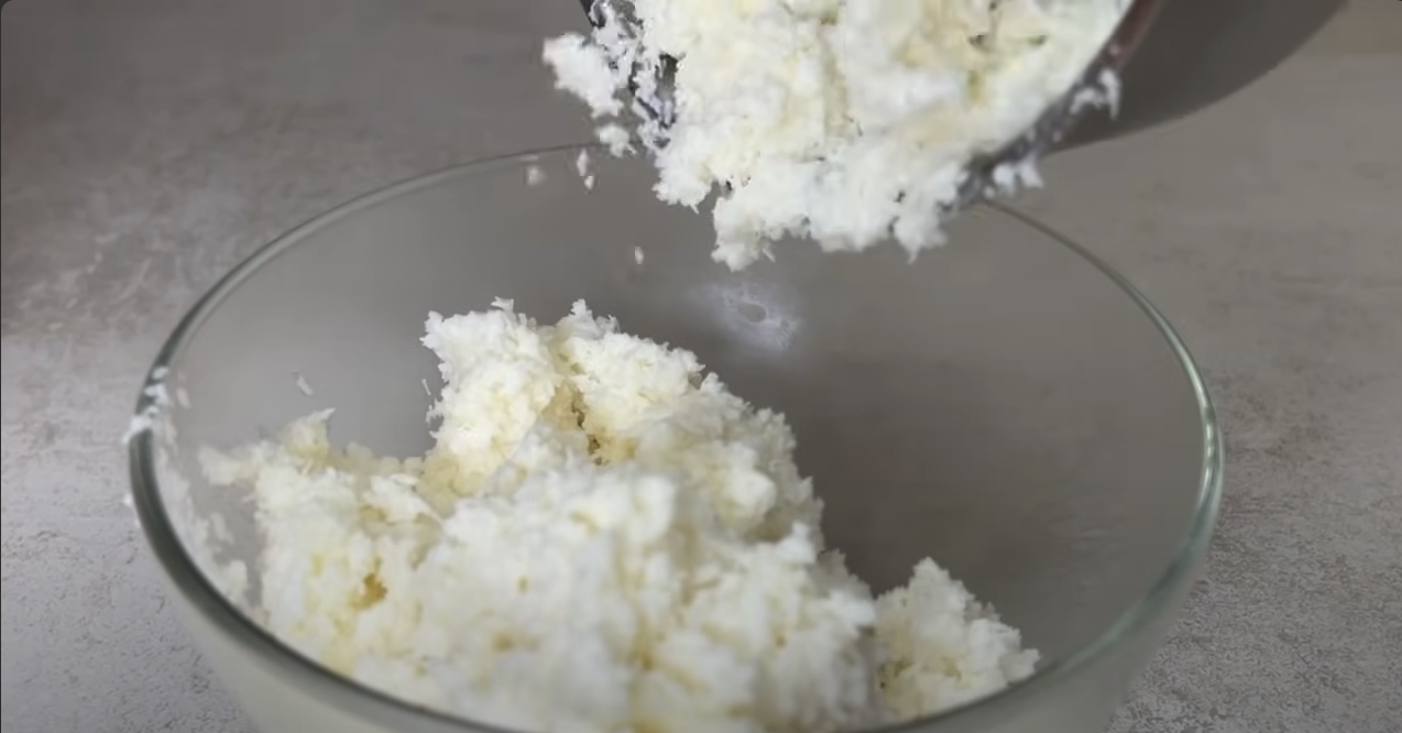 Praline de ciocolată umplute cu cocos și căpșuni