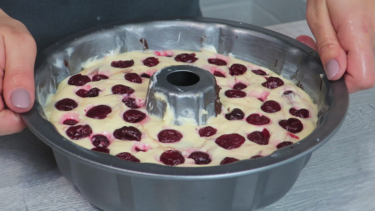 Chec cu cremă de br&acirc;nză și vișine