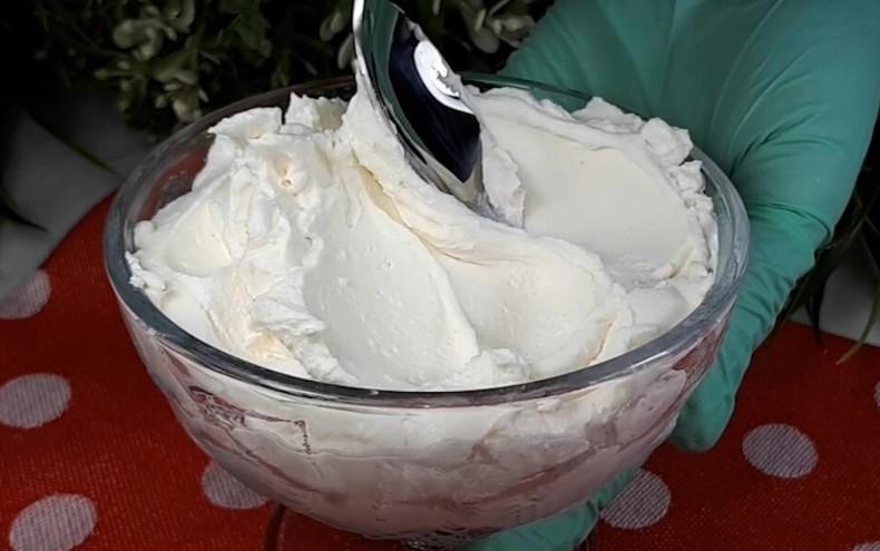 Cremă de br&acirc;nză făcută acasă din kefir