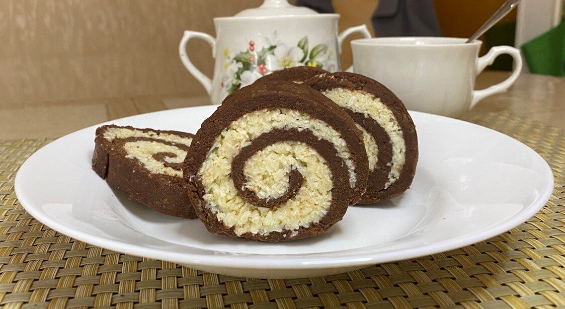 Ruladă BOUNTY aromată și moale, gata &icirc;n 15 minute, fără coacere!