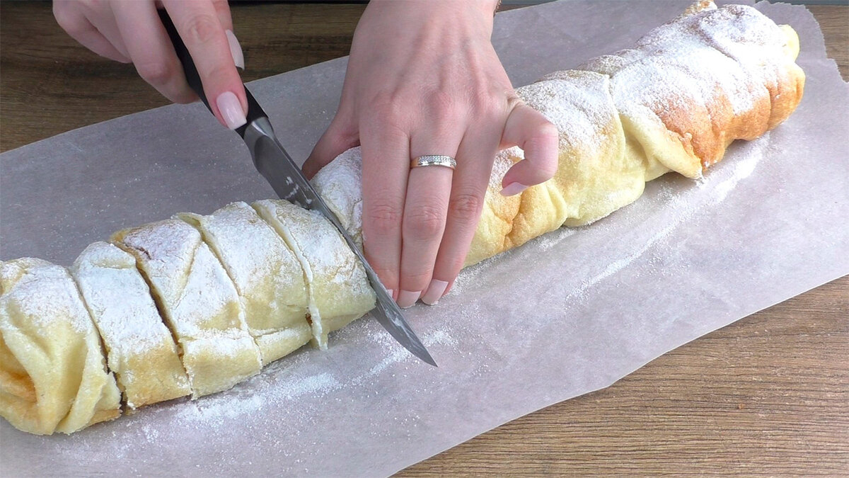 Ruladă cu fructe și br&acirc;nză dulce