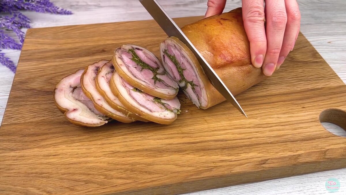 Ruladă din picior de porc umplută cu verdețuri