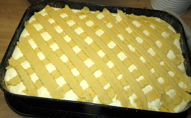 Prăjitură clasică cu br&acirc;nză și aluat fraged