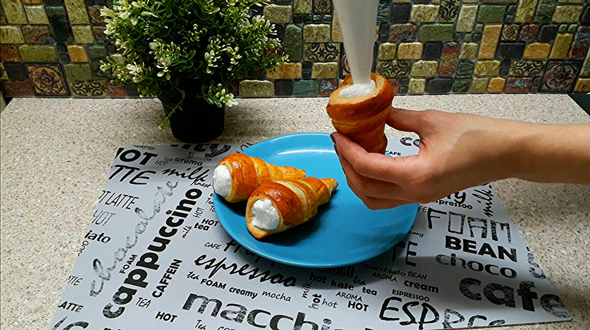 Rulouri din alat foietaj umplute cu bezea