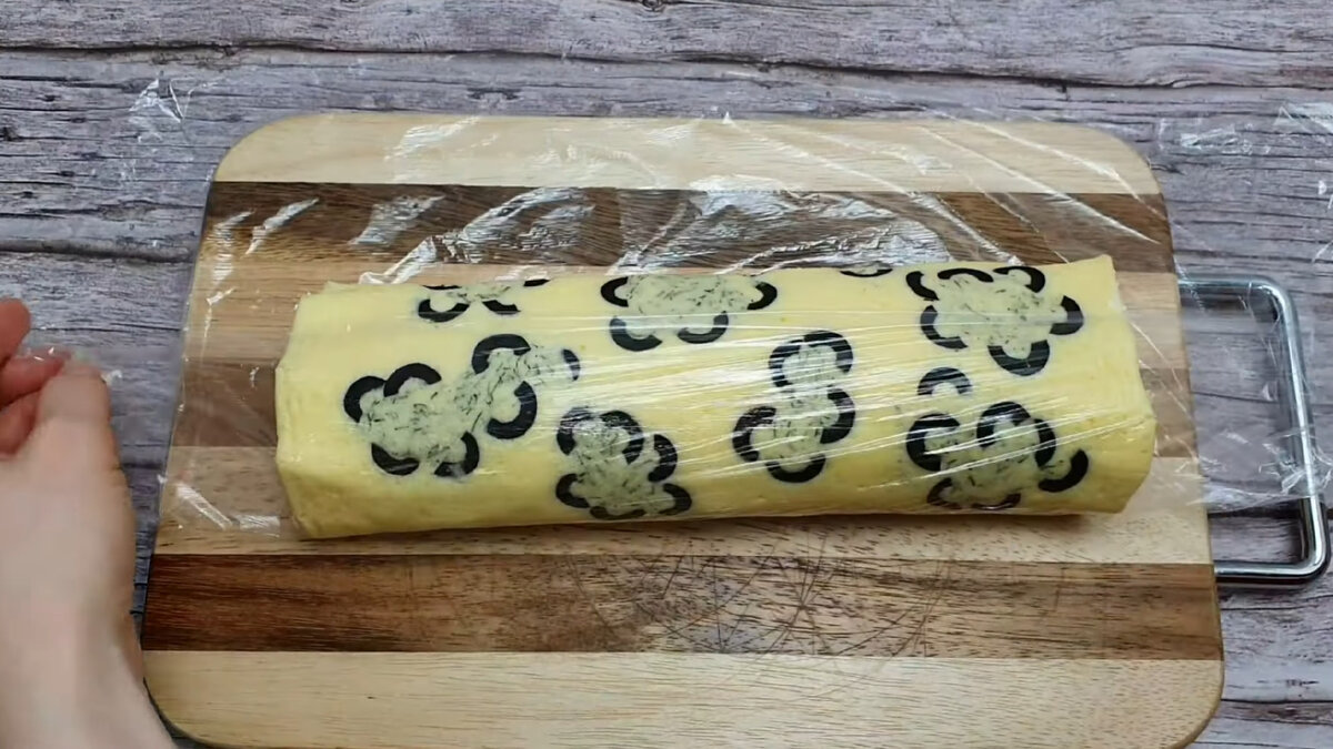 Ruladă aperitiv cu blat pufos