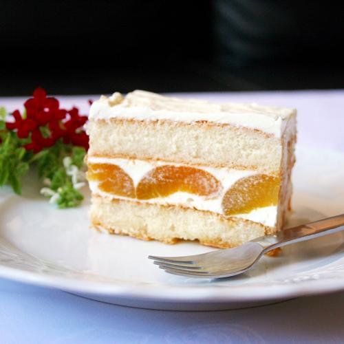 Prăjitură fără coacere cu pișcoturi, cremă de br&acirc;nză și piersici