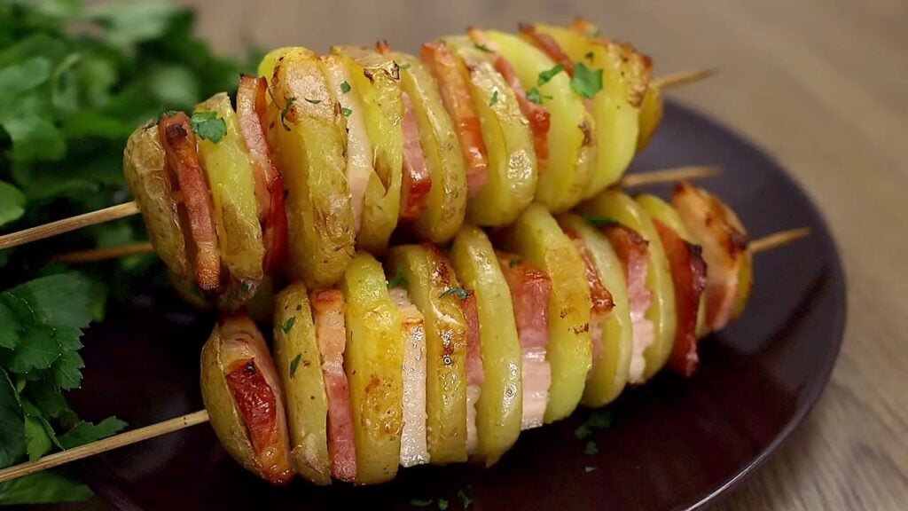 Frigărui de cartofi copți cu bacon - servire