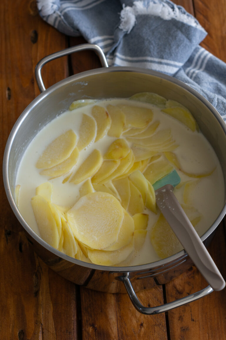 Pregătirea cartofilor &icirc;n sm&acirc;nt&acirc;nă și lapte pentru gratin Dauphinois