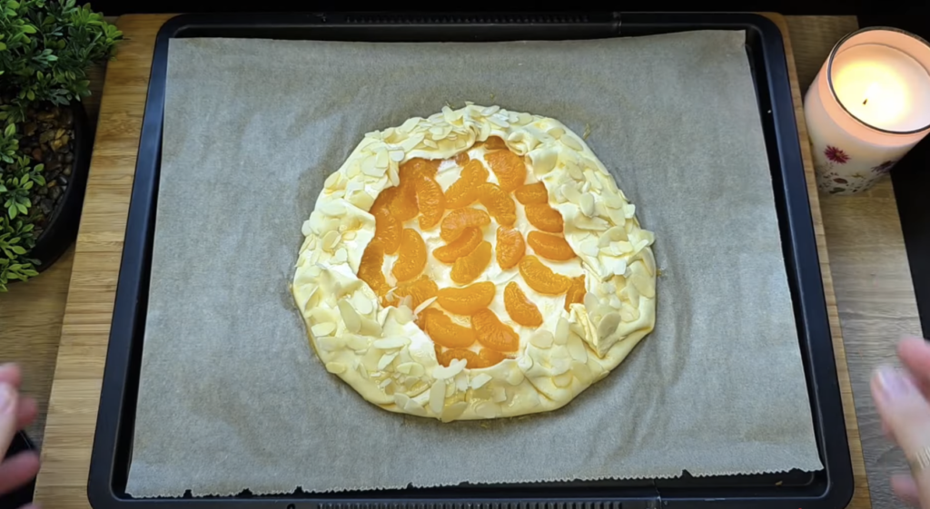 Tartă cu mandarine din aluat foietaj, cremă de br&acirc;nză de vaci și migdale