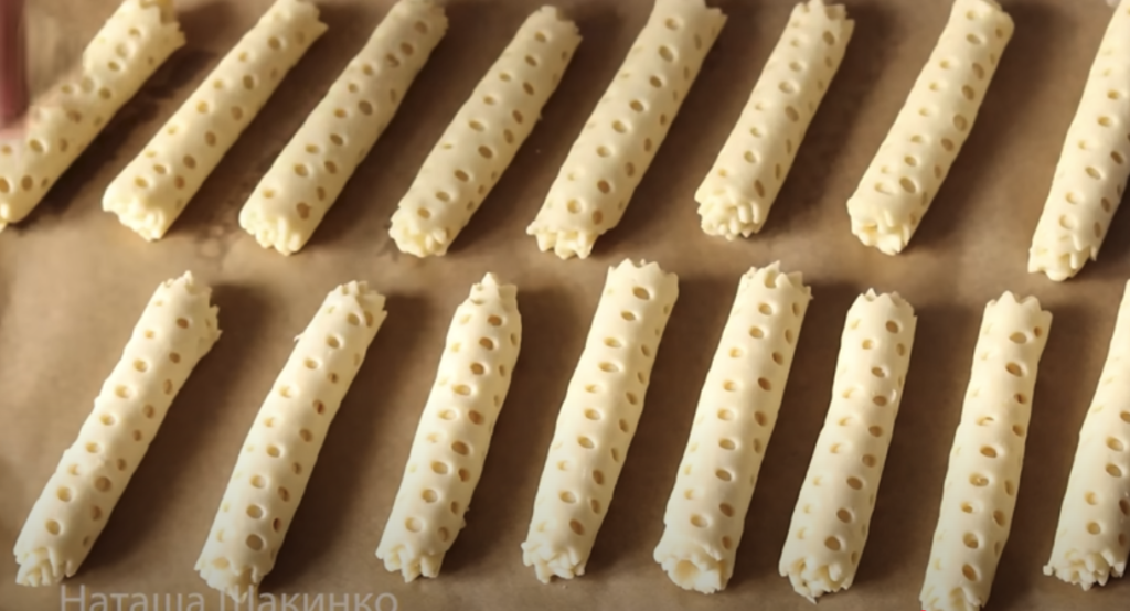 Rulouri aurii cu br&acirc;nză dulce și zahăr: perfecte pentru ceaiul de după-amiază!