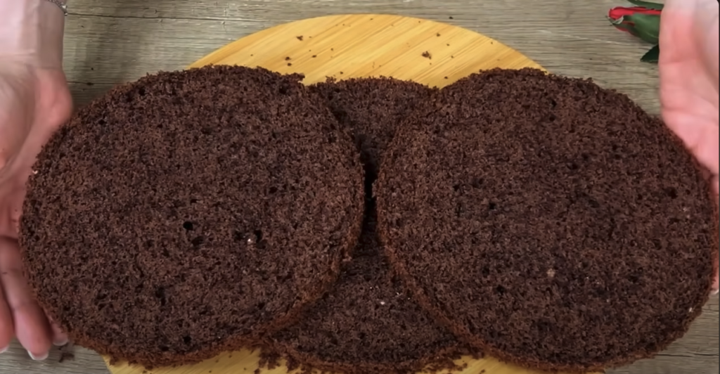 Tort Vanesa - cu ciocolată, cremă de br&acirc;nză și umplutură de vișine