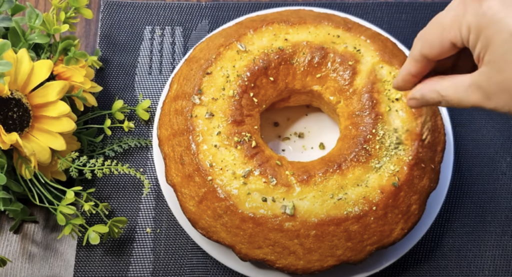 Tort pufos cu lăm&acirc;ie și fistic - Ideal pentru orice ocazie!