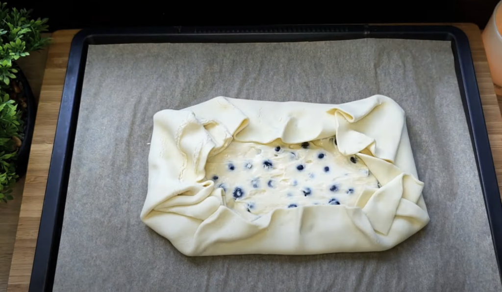 Crocant de afine din aluat foietaj cu umplutură pufoasă de br&acirc;nză și fulgi de migdale