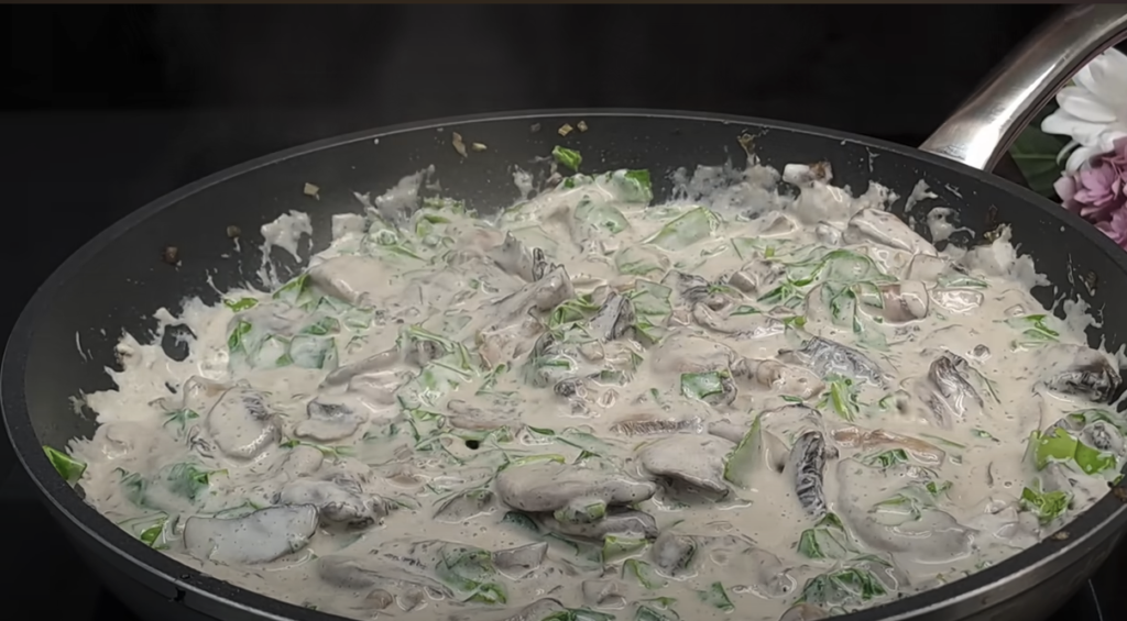 Tort de cartofi la cuptor cu carne tocată de vită și br&acirc;nză &ndash; perfect cu sos cremos de ciuperci și spanac