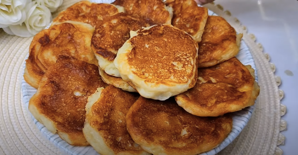 Ai nevoie doar de kefir, mere și 10 minute &ndash; &Icirc;n c&acirc;teva clipe vei avea aceste plăcinuțe cu mere gata!