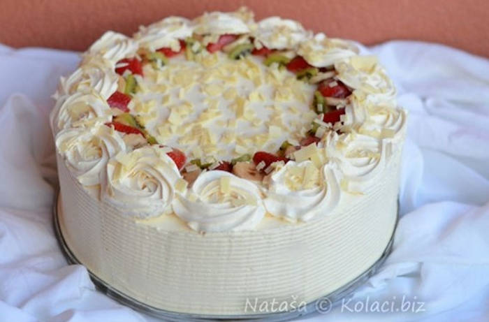 Tort de bezea cu fructe si frisca reteta