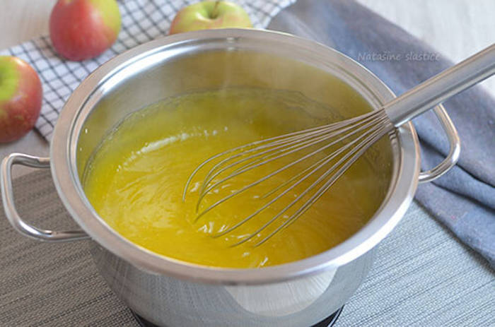 Prăjitură cu mere și frișcă preparare budinca