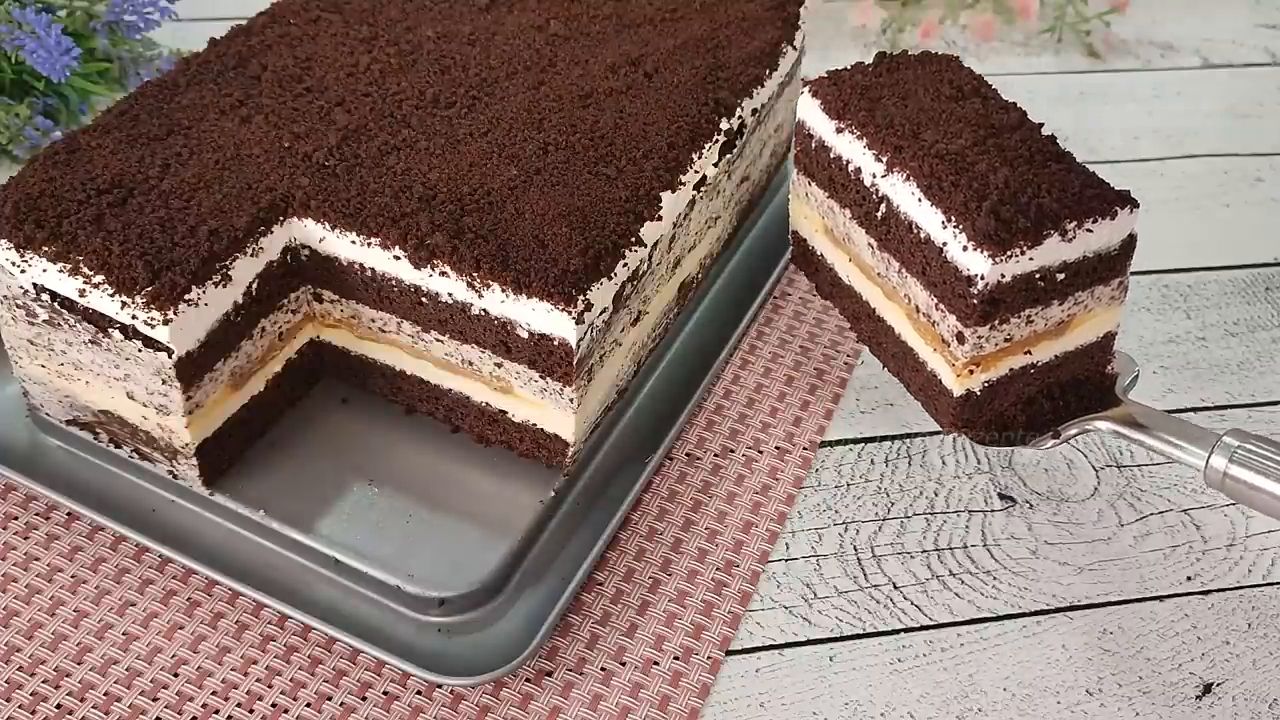 Prăjitură cu cremă de caramel, budincă și frișcă