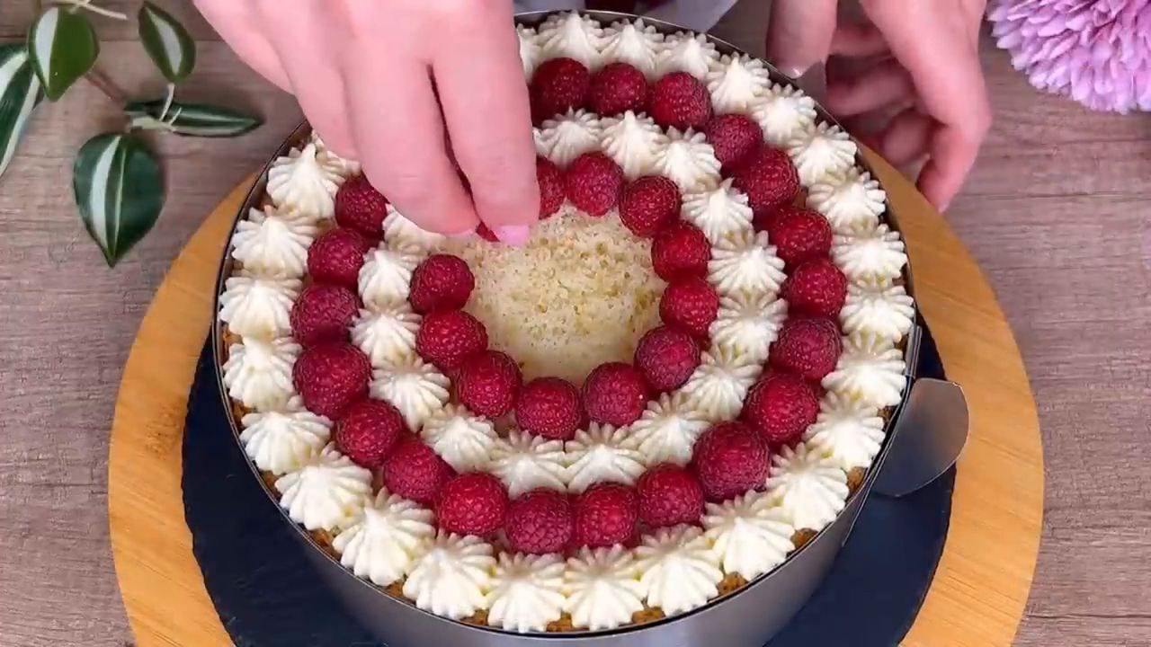 Prăjitură LAURA cu zmeură și cremă delicioasă de vanilie