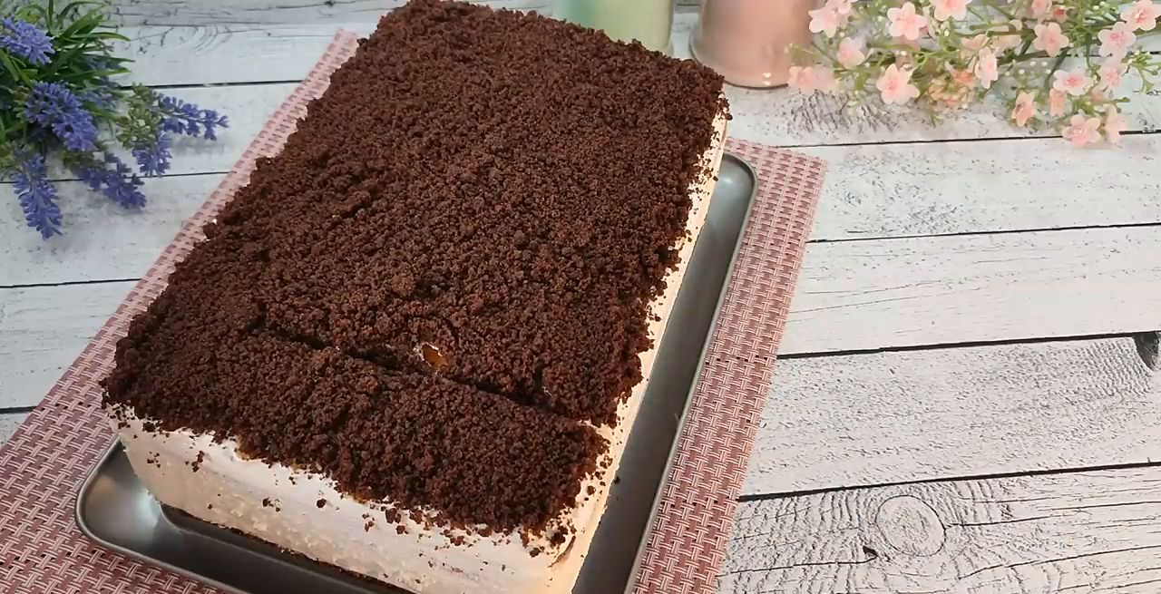 Tort IULIA cu cremă fină de iaurt și bucăți delicioase de piersici