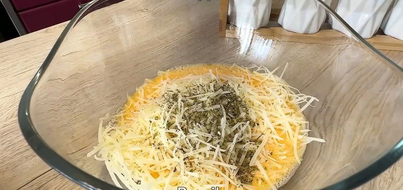 Pečen&eacute; cukety ve vaječno-s&yacute;rov&eacute; směsi pod&aacute;van&eacute; s dresinkem