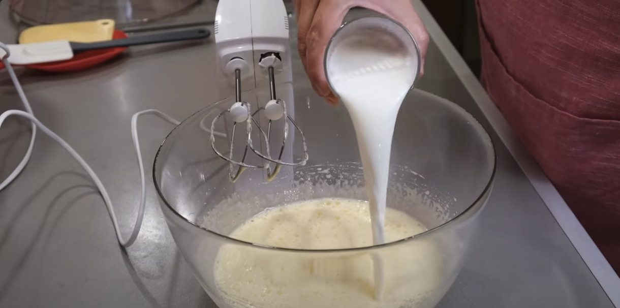 Prăjitură delicioasă cu mere, aluat fraged și scorțișoară parfumată