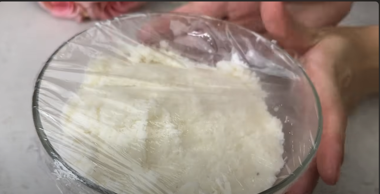 Praline de ciocolată umplute cu cocos și căpșuni