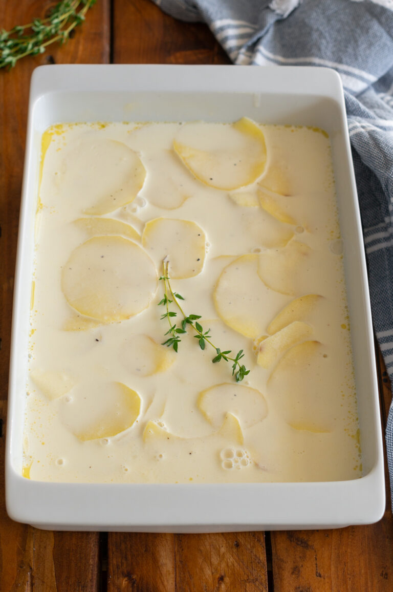 Gratin Dauphinois pregătit pentru coacere