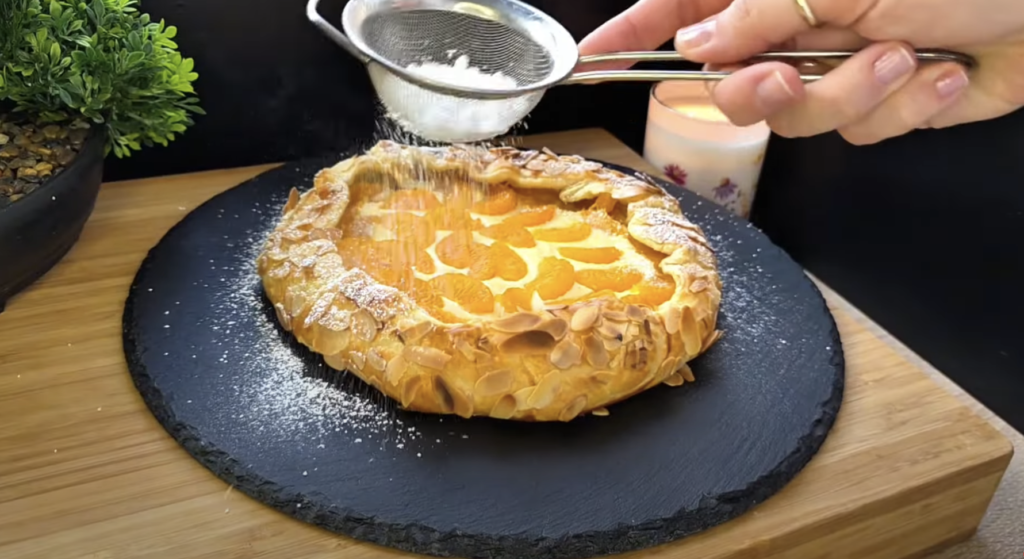 Tartă cu mandarine din aluat foietaj, cremă de br&acirc;nză de vaci și migdale