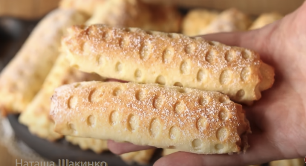 Rulouri aurii cu br&acirc;nză dulce și zahăr: perfecte pentru ceaiul de după-amiază!