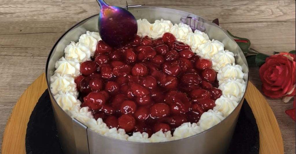 Tort Vanesa - cu ciocolată, cremă de br&acirc;nză și umplutură de vișine